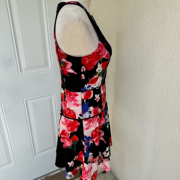 GUESS. Floral, Sleeveless Mini Dress. Vivid colors. Size 6. Zipper Closu… - Picture 6 of 11
